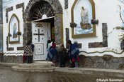 Kirchengänger in Mariscal Sucre in der Provinz El Carchi in Ecuador