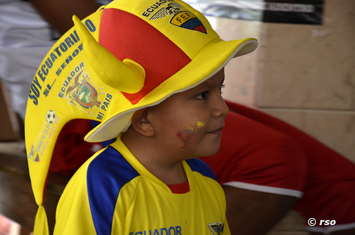 Junger Fussballfan in Ecuador