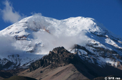 Chimborazo und Felsen im Vordergrund, Ecuador
