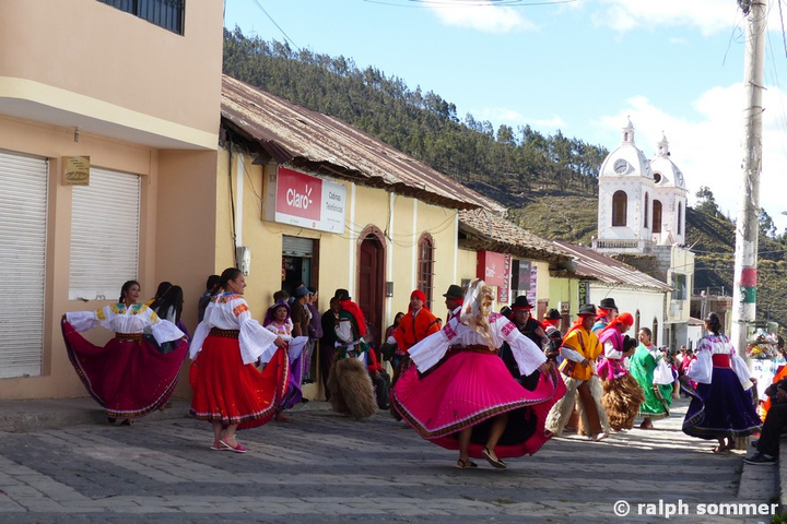 Tanzende Cholitas in Guamote, Ecuador