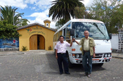 Busfahrer und Bus Hosteria Sommergarten Ecuador