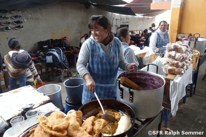 Fritierte Teigtaschen in Ecuador