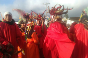 Karneval rote Kostüme in Ecuador