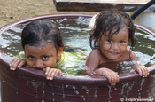 Kinder in Naturbad, Ecuador