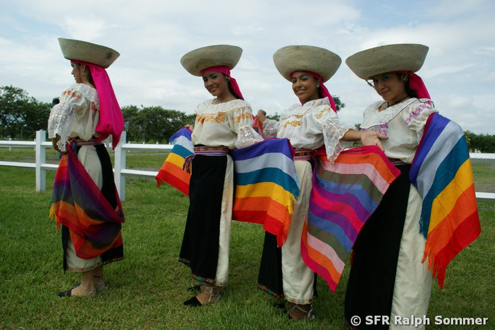 Tanzgruppe von Pruha Frauen in Ecuador