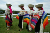 Tanzgruppe von Pruha Frauen in Ecuador