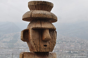 Holzkopf-Statue bei Itchimbia, Ecuador