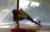 Yoga: El abrazo del arbol bei Mindo in Ecuador