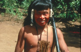 Huaorani mit Blasrohr