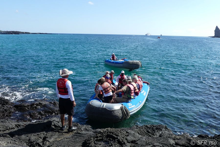 Einbooten nach Inselbesuch Galapagos Ecuador