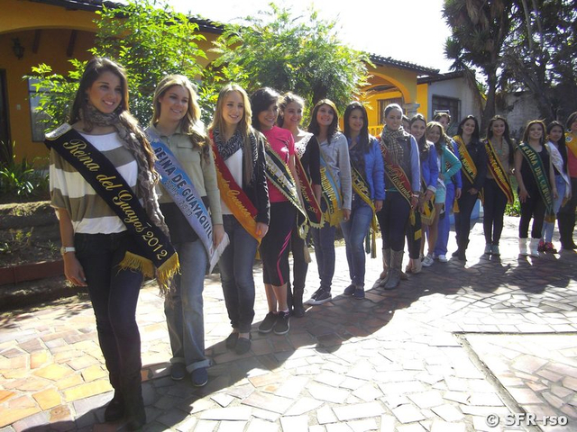 Schönheitköniginnen im Sommergarten Sangolqui in Ecuador
