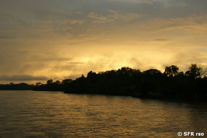 Sonnenuntergang Río Napo in Ecuador