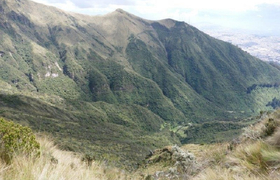 Blick auf die Hänge des Vulkans Pichincha bei Quito