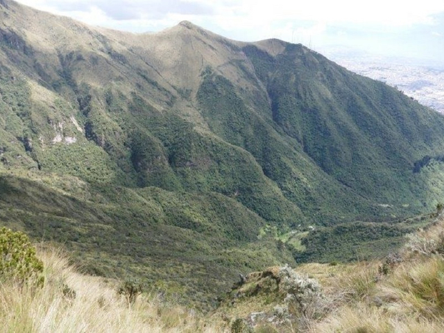 Blick auf die Hänge des Vulkans Pichincha bei Quito