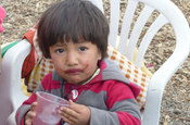 Junge mit Trinkrand in Ecuador