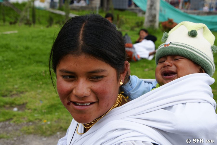 Otavalo Frau mit Baby in Ecuador