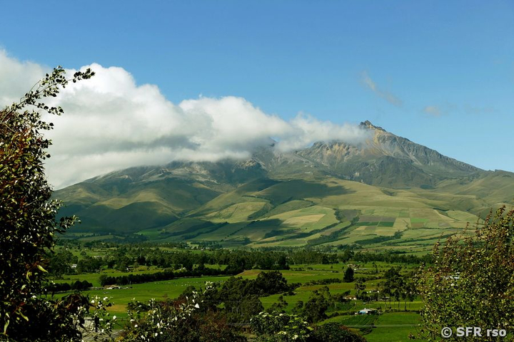 Feld in vulkanischer Landschaft, Ecuador