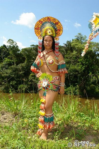 Huaorani Schönheitskönigin in Ecuador