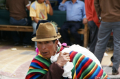 Indigener mit Last, Ecuador