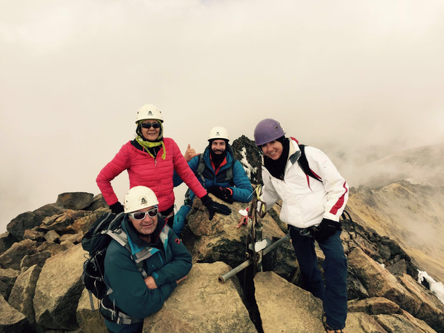 Bergsteiger auf dem Gipfel des Illiniza Norte in Ecuador