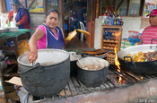 Kochen mit Holzfeuer in Ecuador