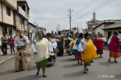 Diablo Huma mit Tänzerinnen in Ecuador