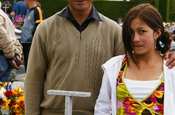 Vater und Tochter an Grab, Ecuador