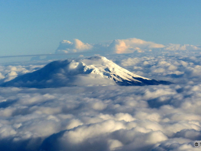 Vulkan Antisana in den Wolken
