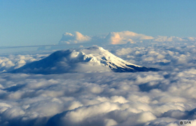 Vulkan Antisana in den Wolken
