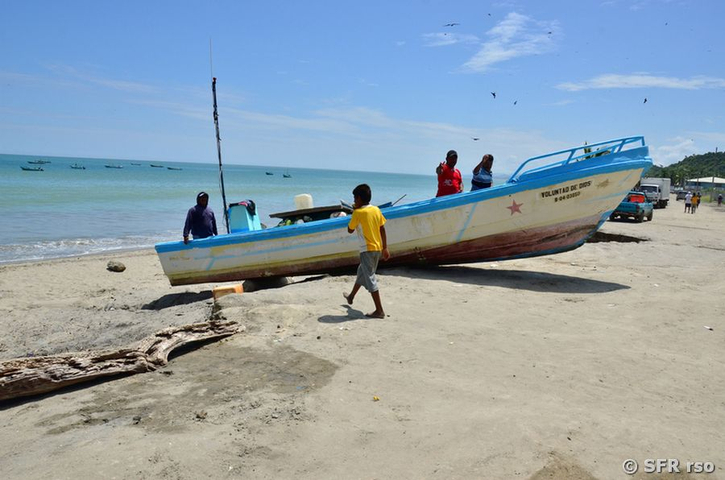 Fischerboot am Strand von El Matal in Ecuador 