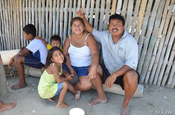 Fischerfamilie vor Holzhütte in Ecuador 