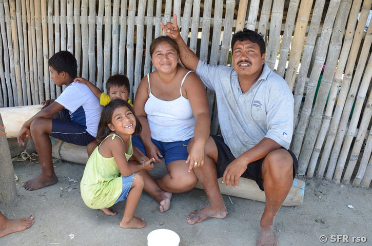 Fischerfamilie vor Holzhütte in Ecuador 