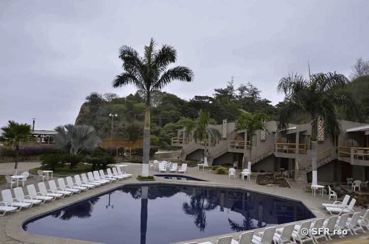 Hotel Baja Montañita in Ecuador bietet einen Swimming Pool  