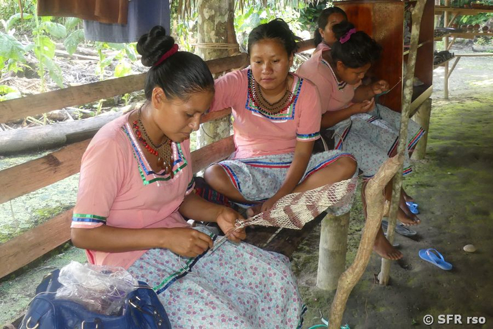 Handarbeit Kichwa Indigene Lodge Ecuador