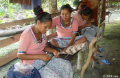 Handarbeit Kichwa Indigene Lodge Ecuador