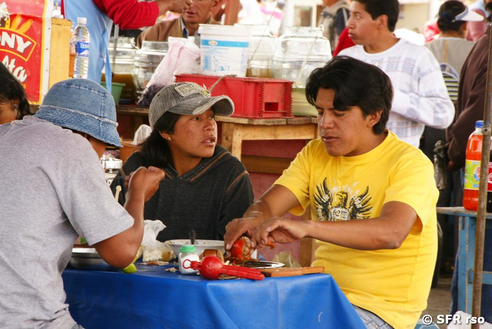 Essensstand auf Markt in Ecuador