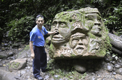 Führer mit Steinmaskenblock, Ecuador