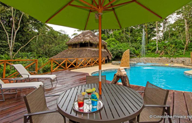 Pool und Terrasse Selina Amazon Lodge