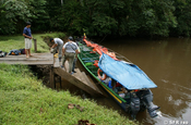 Touristen Kanu mit einem Schutzdach in Ecuadors Urwald 
