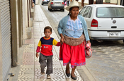 Chola in typischer Tracht mit Enkel, Ecuador