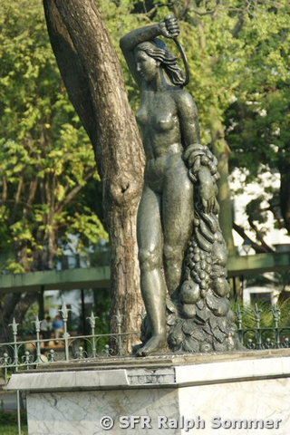 Frauenstatue in Guayaquil, Ecuador
