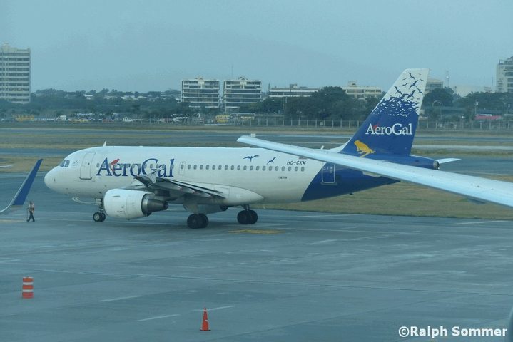Aerogal Flugzeug auf dem internationalen Flughafen in Guayaquil 