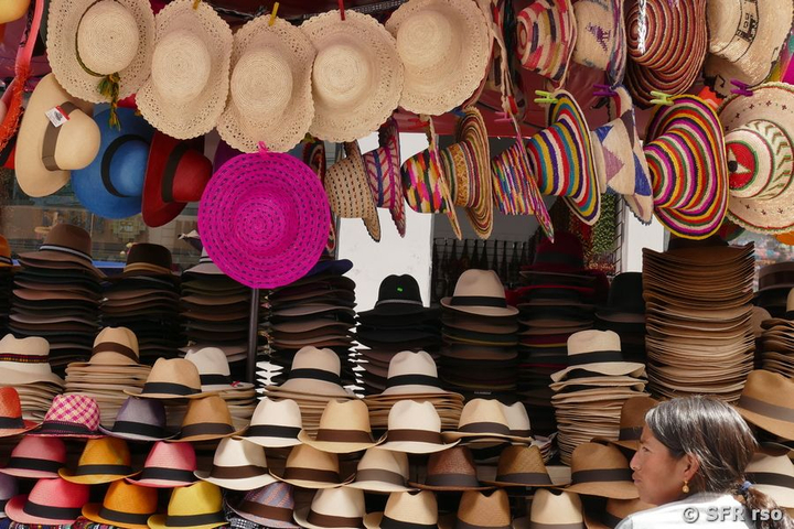 Hutstand auf Markt in Otavalo, Ecuador