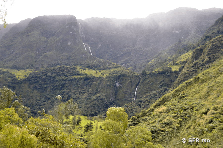 Landschaft am Wasserfall El Chorro in Ecuador