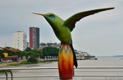 Kolibri Statue am Río Guayas, Ecuador