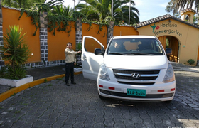 Eingangstor Hosteria Sommergarten Ecuador mit Tourfahrzeug