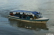Motorisiertes Boot am Río Napo in Ecuador 