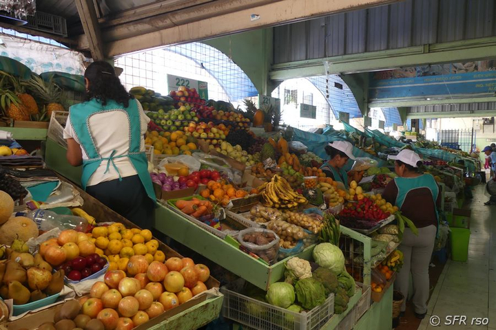 Früchte in Markthalle bei Zumbahua, Ecuador