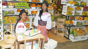 Obsttand in Otavalo mit Verkaeuferinnen