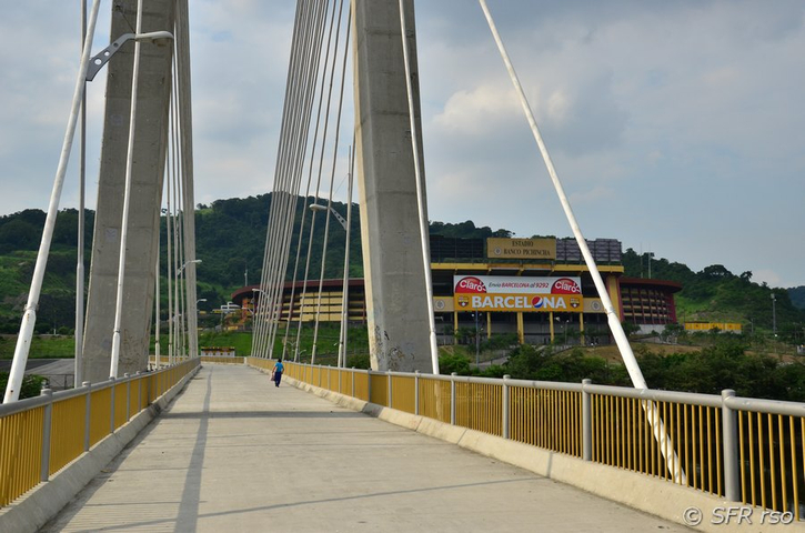 Brücke führt zum Stadion in Guayaquil  